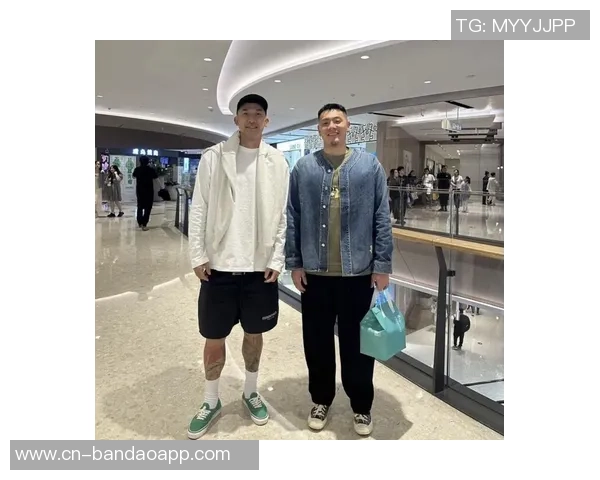 刘殿座与王大雷亲密见面，两位球员的孩子们一起享受网球乐趣